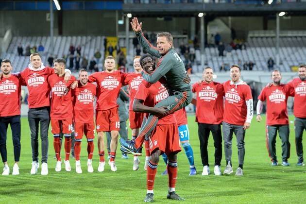 Sport Themen der Woche KW19 Sport Bilder des Tages Spieler des FC Bayern München II feiern die Meisterschaft der Regionalliga Bayern, vorn hat Kwasi Okyere Wriedt (Bayern München, FCB, 10) Trainer Holger Seitz auf dem Arm, Freude, freundlich, fröhlich, strahlend, optimistisch, 10.05.2019, München, Fussball, Regionalliga Bayern, FC Bayern München II - SpVgg Greuther Fürth II *** FC Bayern Munich II players celebrate the championship of the regional league Bavaria in front has Kwasi Okyere Wriedt Bayern Munich FCB 10 coach Holger Seitz on his arm joyful friendly cheerful radiant optimistic 10 05 2019 Munich football regional league Bayern FC Bayern Munich II SpVgg Greuther Fürth II xslx