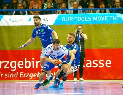 Jonas Hönicke (Dessau) , dahinter Ladislav Brykner (Aue) und Benas Petreikis (Aue) Handball 2.Liga 2018 19 EHV Aue - Dessau-Rosslauer HV 32:21 am 10.5.2019 EHV Aue - Dessau-Rosslauer HV