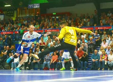 Libor Hanisch (Dessau) überwindet Torhüter Eric Töpfer (Aue) Handball 2.Liga 2018 19 EHV Aue - Dessau-Rosslauer HV 32:21 am 10.5.2019 EHV Aue - Dessau-Rosslauer HV