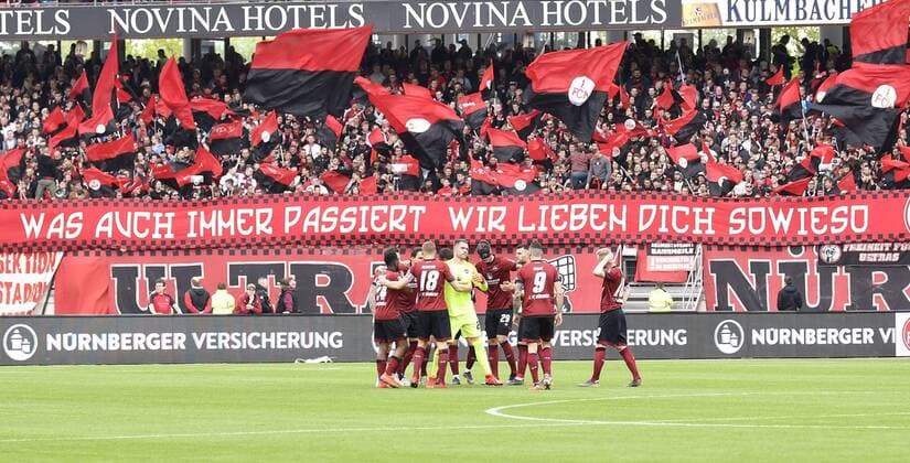 11.05.2019 - Fussball - Saison 2018 2019 - 1. Fussball - Bundesliga - 33. Spieltag: 1. FC Nürnberg Nuernberg FCN ( Club ) - Borussia Mönchengladbach Gladbach BMG - - DFL regulations prohibit any use of photographs as image sequences and or quasi-video - Mannschaft Team FCN vor Fans Fanblock - Spruchband Zaunfahne