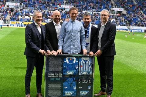 GER, 1. FBL, TSG 1899 Hoffenheim vs. SV Werder Bremen 11.05.2019, PreZero Dual Arena, Sinsheim, GER, 1. FBL, TSG 1899 Hoffenheim vs. SV Werder Bremen, DFL REGULATIONS PROHIBIT ANY USE OF PHOTOGRAPHS AS IMAGE SEQUENCES AND OR QUASI-VIDEO. im Bild: Verabschiedung: Von links Peter Goerlich (Geschaeftsfuehrer TSG Hoffenheim), Alexander Rosen (Direktor Profifussball TSG Hoffenheim), Julian Nagelsmann (Trainer TSG Hoffenheim), Peter Hofmann (Praesident TSG Hoffenheim), Frank Briehl (Geschaeftsfuehrer TSG 1899 Hoffenheim) *** GER 1 FBL TSG 1899 Hoffenheim vs SV Werder Bremen 11 05 2019 PreZero Dual Arena Sinsheim GER 1 FBL TSG 1899 Hoffenheim vs SV Werder Bremen DFL REGULATIONS PROHIBIT ANY USE OF PHOTOGRAPHS AS IMAGE SEQUENCES AND OR QUASI VIDEO in picture Farewell From left Peter Goerlich Managing Director TSG Hoffenheim Alexander Rosen Director Professional Football TSG Hoffenheim Julian Nagelsmann Trainer TSG Hoffenheim Peter Hofmann President TSG Hoffenheim Frank Briehl Managing Director TSG 1899 Hoffenheim nordphotox xFabisch nordphoto00100