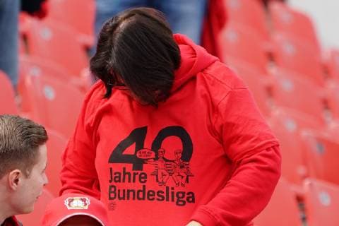 GER, 1. FBL, Bayer 04 Leverkusen vs. FC Schalke 04 11.05.2019, BayArena, Leverkusen, GER, 1. FBL, Bayer 04 Leverkusen vs. FC Schalke 04 , DFL regulations prohibit any use of photographs as image sequences and or quasi-video im Bild picture shows: an alle Fans bekommen Shirts 40 Jahre Bundesliga *** GER 1 FBL Bayer 04 Leverkusen vs FC Schalke 04 11 05 2019 BayArena Leverkusen GER 1 FBL Bayer 04 Leverkusen vs FC Schalke 04 DFL regulations prohibit any use of photographs as image sequences and or quasi video in picture picture shows to all fans get shirts 40 years Bundesliga nordphotox xMeuter nph00351