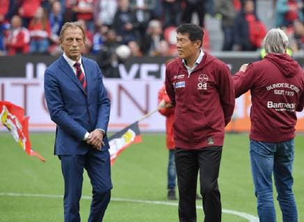 11.05.2019, Fussball GER, Saison 2018 2019, 1. Bundesliga, 33. Spieltag, Bayer 04 Leverkusen - FC Schalke 04, 40 Jahre Bundesliga Bayer 04 Leverkusen, v.li., Trainer Christoph Daum, Cha Bum kun, Kun Bumk Cha DFL REGULATIONS PROHIBIT ANY USE OF PHOTOGRAPHS AS IMAGE SEQUENCES AND OR QUASI-VIDEO. *** 11 05 2019 Football GER Season 2018 2019 1 Bundesliga 33 Matchday Bayer 04 Leverkusen FC Schalke 04 40 Years Bundesliga Bayer 04 Leverkusen v li Coach Christoph Daum Cha Bum kun Kun Bumk Cha DFL REGULATIONS PROHIBIT ANY USE OF PHOTOGRAPHS AS IMAGE SEQUENCES AND OR QUASI VIDEO Team2