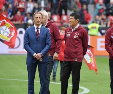 11.05.2019, Fussball GER, Saison 2018 2019, 1. Bundesliga, 33. Spieltag, Bayer 04 Leverkusen - FC Schalke 04, 40 Jahre Bundesliga Bayer 04 Leverkusen, v.li., Trainer Christoph Daum, Cha Bum kun, Kun Bumk Cha DFL REGULATIONS PROHIBIT ANY USE OF PHOTOGRAPHS AS IMAGE SEQUENCES AND OR QUASI-VIDEO. *** 11 05 2019 Football GER Season 2018 2019 1 Bundesliga 33 Matchday Bayer 04 Leverkusen FC Schalke 04 40 Years Bundesliga Bayer 04 Leverkusen v li Coach Christoph Daum Cha Bum kun Kun Bumk Cha DFL REGULATIONS PROHIBIT ANY USE OF PHOTOGRAPHS AS IMAGE SEQUENCES AND OR QUASI VIDEO Team2