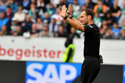 GER, 1. FBL, TSG 1899 Hoffenheim vs. SV Werder Bremen 11.05.2019, PreZero Dual Arena, Sinsheim, GER, 1. FBL, TSG 1899 Hoffenheim vs. SV Werder Bremen, DFL REGULATIONS PROHIBIT ANY USE OF PHOTOGRAPHS AS IMAGE SEQUENCES AND OR QUASI-VIDEO. im Bild: Schiedsrichter Bastian Dankert ueberprueft per Videobeweis das Bremer Tor zum 2:0 und annulliert es *** GER 1 FBL TSG 1899 Hoffenheim vs. SV Werder Bremen 11 05 2019 PreZero Dual Arena Sinsheim GER 1 FBL TSG 1899 Hoffenheim vs. SV Werder Bremen DFL REGULATIONS PROHIBIT ANY USE OF PHOTOGRAPHS AS IMAGE SEQUENCES AND OR QUASI VIDEO in the picture Referee Bastian Dankert checks the Bremen goal to 2 0 by video proof and annuls it nordphotox xFabisch nordphoto00100