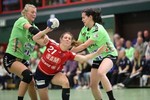 Saskia Putzke (Nr.21, SG H2Ku Herrenberg) gegen Lotta Janne Woch (Nr.06, TSV Nord Harrislee) und Hanna Klingenberg (Nr.44, TSV Nord Harrislee) TSV Nord Harrislee vs SG H2Ku Herrenberg, Handball, 2.Bundesliga Frauen, 11.05.19 Harrislee Copyright: xEIBNER Mario_Kobergx EP_eer