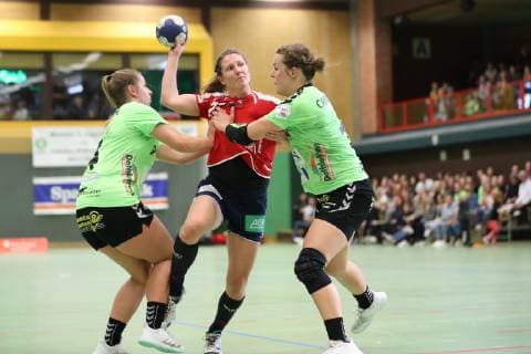 Saskia Putzke (Nr.21, SG H2Ku Herrenberg) gegen Milena Natusch (Nr.04, TSV Nord Harrislee) und Merle Carstensen (Nr.10, TSV Nord Harrislee) TSV Nord Harrislee vs SG H2Ku Herrenberg, Handball, 2.Bundesliga Frauen, 11.05.19 Harrislee Copyright: xEIBNER Mario_Kobergx EP_eer