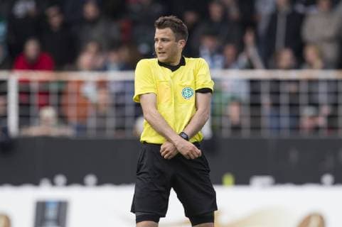 Fußball: 3. Liga, Saison 2018 2019, 37. Spieltag, Preußen Münster - Karlsruher SC am 11.05.2019 in Münster (Nordrhein-Westfalen). Schiedsrichter Lasse Koslowski kreuzt die Hände DFB regulations prohibit any use of photographs as image sequences and or quasi-video. *** Football 3 League Season 2018 2019 37 Matchday Prussia Münster Karlsruher SC on 11 05 2019 in Münster Nordrhein Westfalen Referee Lasse Koslowski crosses hands DFB regulations prohibit any use of photographs as image sequences and or quasi video Copyright: xKirchner MarcoxSteinbrennerx