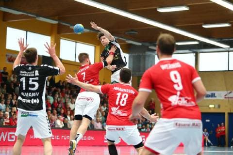 Thies Bergemann (Hamburg) versucht unter Bedraengnis von Moritz Lambrecht (Huettenberg) einen Pass zum Dominik Axmann (Hamburg) am Kreis TV Huettenberg vs HSV Hamburg, Handball, 2. Bundesliga, 11.05.2019 TV Huettenberg vs HSV Hamburg, Handball, 2. Bundesliga, 11.05.2019 Huettenberg Copyright: xEIBNER RenexWeissx EP_RWS