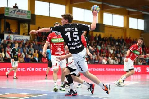Torwurf von Dominik Axmann (Hamburg) TV Huettenberg vs HSV Hamburg, Handball, 2. Bundesliga, 11.05.2019 TV Huettenberg vs HSV Hamburg, Handball, 2. Bundesliga, 11.05.2019 Huettenberg Copyright: xEIBNER RenexWeissx EP_RWS