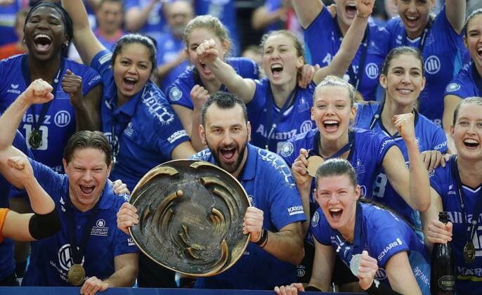 Sport Themen der Woche KW19 Sport Bilder des Tages Volleyball, 1. BL Damen, Allianz MTV Stuttgart gewinnt die Deutsche Meisterschaft Stuttgart , Volleyball Bundesliga Finale Spiel 5 , Allianz MTV Stuttgart vs. SSC Palmberg Schwerin , Deutscher Meister Stuttgart , mit Schale: Trainer Giannis Athanasopoulos *** Stuttgart Volleyball Bundesliga Final Match 5 Allianz MTV Stuttgart vs SSC Palmberg Schwerin German Champion Stuttgart with Cup Coach Giannis Athanasopoulos