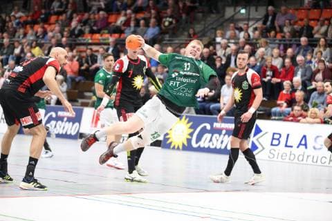 Patrick Gempp (DJK Rimpar Woelfe 13) vorbei an v.l. Marko Bagaric (TuS N-Luebbecke 13), Patryk Walczak (TuS N-Luebbecke 7), Jo Gerrit Genz (TuS N-Luebbecke 5), TuS N-Luebbecke vs DJK Rimpar Woelfe, Handball, 2. Bundesliga, 11.05.2019, TuS N-Luebbecke vs DJK Rimpar Woelfe, Handball, 2. Bundesliga, 11.05.2019 Luebbecke Copyright: xEIBNER JanxStrohdiekx EP_JSK