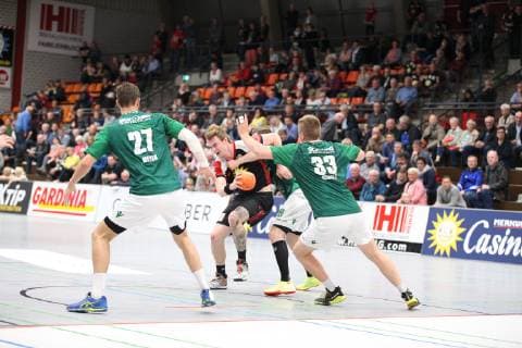 Valentin Spohn (TuS N-Luebbecke 23) gegen Nicolas Graesl (DJK Rimpar Woelfe 19)(hinten) und v.l. Philipp Meyer (DJK Rimpar Woelfe 27), Michael Schulz (DJK Rimpar Woelfe 33), TuS N-Luebbecke vs DJK Rimpar Woelfe, Handball, 2. Bundesliga, 11.05.2019, TuS N-Luebbecke vs DJK Rimpar Woelfe, Handball, 2. Bundesliga, 11.05.2019 Luebbecke Copyright: xEIBNER JanxStrohdiekx EP_JSK