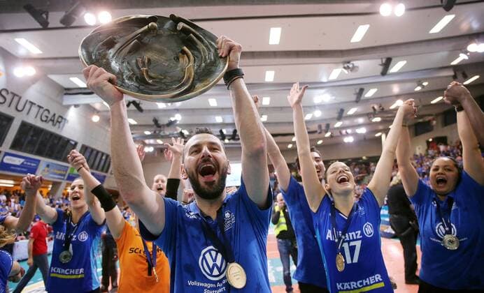 Stuttgart , Volleyball Bundesliga Finale Spiel 5 , Allianz MTV Stuttgart vs. SSC Palmberg Schwerin, Trainer Giannis Athanasopoulos (Stuttgart) mit Meisterschale