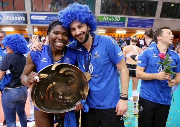 Stuttgart , Volleyball Bundesliga Finale Spiel 5 , Allianz MTV Stuttgart vs. SSC Palmberg Schwerin , v.l. Krystal Rivers und Trainer Giannis Athanasopoulos mit Meisterschale und blauer Perücke