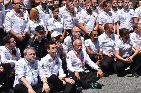 12.05.2019, xekx, FIA Formel 1, Großer Preis von Spanien 2019 - Rennen emspor, Das Mercedes Formel 1 Team verabschiedet Dieter Zetsche, (Vorstandsvorsitzender, Daimler AG) mit angeklebten Bärten. (rechts) Lewis Hamilton, (links) Toto Wolff, (dahinter) Valtteri Bottas (DFL DFB REGULATIONS PROHIBIT ANY USE OF PHOTOGRAPHS as IMAGE SEQUENCES and or QUASI-VIDEO) Barcelona