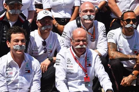 Sport Bilder des Tages 12.05.2019, xekx, FIA Formel 1, Großer Preis von Spanien 2019 - Rennen emspor, Das Mercedes Formel 1 Team verabschiedet Dieter Zetsche, (Vorstandsvorsitzender, Daimler AG) mit angeklebten Bärten. (rechts) Lewis Hamilton, (links) Toto Wolff, (dahinter) Valtteri Bottas (DFL DFB REGULATIONS PROHIBIT ANY USE OF PHOTOGRAPHS as IMAGE SEQUENCES and or QUASI-VIDEO) Barcelona
