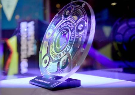 12.05.2019, xlakx, Esports VBL, Grand Final - in Berlin 2019 emspor, v.l. Die Meisterschale ist beim Grand Final der Virtual Bundesliga (VBL) zu sehen. Die 24 besten Spieler Deutschlands kämpfen aufgeteilt in vier Gruppen auf Xbox und Playstation um den Titel (DFL DFB REGULATIONS PROHIBIT ANY USE OF PHOTOGRAPHS as IMAGE SEQUENCES and or QUASI-VIDEO) Berlin *** 12 05 2019 xlakx Esports VBL Grand Final in Berlin 2019 emspor v l The championship cup can be seen at the Grand Final of the Virtual Bundesliga VBL The 24 best players of Germany fight in four groups on Xbox and Playstation for the title DFL DFB REGULATIONS PROHIBIT ANY USE OF PHOTOGRAPHS as IMAGE SEQUENCES and or QUASI VIDEO Berlin
