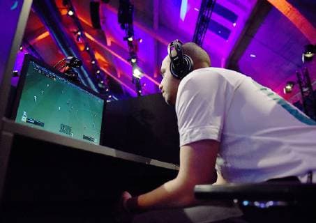 12.05.2019, xlakx, Esports VBL, Grand Final - in Berlin 2019 emspor, v.l.Mohammed MoAuba Harkous, E-Sportler, steht beim «Grand Final» der Virtual Bundesliga (VBL) im Westhafen Event & Convention Center. Die 24 besten Spieler Deutschlands kämpfen aufgeteilt in vier Gruppen auf Xbox und Playstation um den Titel. (DFL DFB REGULATIONS PROHIBIT ANY USE OF PHOTOGRAPHS as IMAGE SEQUENCES and or QUASI-VIDEO) Berlin *** 12 05 2019 xlakx Esports VBL Grand Final in Berlin 2019 emspor v l Mohammed MoAuba Harkous E Athlete is at the Grand Final of the Virtual Bundesliga VBL at the Westhafen Event Convention Center The 24 best players in Germany will fight in four groups on Xbox and Playstation for the title DFL DFB REGULATIONS PROHIBIT ANY USE OF PHOTOGRAPHS as IMAGE SEQUENCES and or QUASI VIDEO Berlin