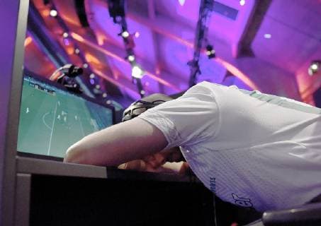 12.05.2019, xlakx, Esports VBL, Grand Final - in Berlin 2019 emspor, v.l.entaeuscht Mohammed MoAuba Harkous, E-Sportler, steht beim «Grand Final» der Virtual Bundesliga (VBL) im Westhafen Event & Convention Center. Die 24 besten Spieler Deutschlands kämpfen aufgeteilt in vier Gruppen auf Xbox und Playstation um den Titel. (DFL DFB REGULATIONS PROHIBIT ANY USE OF PHOTOGRAPHS as IMAGE SEQUENCES and or QUASI-VIDEO) Berlin *** 12 05 2019 xlakx Esports VBL Grand Final in Berlin 2019 emspor v l entaeuscht Mohammed MoAuba Harkous E Athlete is at the Grand Final of the Virtual Bundesliga VBL at the Westhafen Event Convention Center The 24 best players in Germany will fight in four groups on Xbox and Playstation for the title DFL DFB REGULATIONS PROHIBIT ANY USE OF PHOTOGRAPHS as IMAGE SEQUENCES and or QUASI VIDEO Berlin