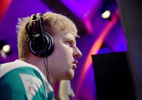 12.05.2019, xlakx, Esports VBL, Grand Final - in Berlin 2019 emspor, v.l.Michael MegaBit Bittner, E-Sportler, steht beim «Grand Final» der Virtual Bundesliga (VBL) im Westhafen Event & Convention Center. Die 24 besten Spieler Deutschlands kämpfen aufgeteilt in vier Gruppen auf Xbox und Playstation um den Titel. (DFL DFB REGULATIONS PROHIBIT ANY USE OF PHOTOGRAPHS as IMAGE SEQUENCES and or QUASI-VIDEO) Berlin *** 12 05 2019 xlakx Esports VBL Grand Final in Berlin 2019 emspor v l Michael MegaBit Bittner E Athlete is in the Grand Final of the Virtual Bundesliga VBL at the Westhafen Event Convention Center The 24 best players in Germany will fight in four groups on Xbox and Playstation for the title DFL DFB REGULATIONS PROHIBIT ANY USE OF PHOTOGRAPHS as IMAGE SEQUENCES and or QUASI VIDEO Berlin