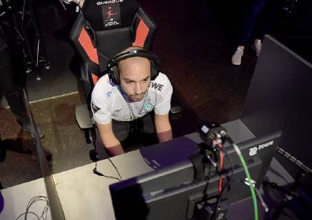 12.05.2019, xlakx, Esports VBL, Grand Final - in Berlin 2019 emspor, v.l.Mohammed MoAuba Harkous, E-Sportler, steht beim «Grand Final» der Virtual Bundesliga (VBL) im Westhafen Event & Convention Center. Die 24 besten Spieler Deutschlands kämpfen aufgeteilt in vier Gruppen auf Xbox und Playstation um den Titel. (DFL DFB REGULATIONS PROHIBIT ANY USE OF PHOTOGRAPHS as IMAGE SEQUENCES and or QUASI-VIDEO) Berlin *** 12 05 2019 xlakx Esports VBL Grand Final in Berlin 2019 emspor v l Mohammed MoAuba Harkous E Athlete is at the Grand Final of the Virtual Bundesliga VBL at the Westhafen Event Convention Center The 24 best players in Germany will fight in four groups on Xbox and Playstation for the title DFL DFB REGULATIONS PROHIBIT ANY USE OF PHOTOGRAPHS as IMAGE SEQUENCES and or QUASI VIDEO Berlin