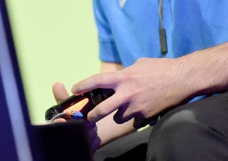 12.05.2019, xlakx, Esports VBL, Grand Final - in Berlin 2019 emspor, v.l.Die Hände eines Spielers sind beim Grand Final der Virtual Bundesliga (VBL) mit einer PS4 zu sehen. (DFL DFB REGULATIONS PROHIBIT ANY USE OF PHOTOGRAPHS as IMAGE SEQUENCES and or QUASI-VIDEO) Berlin *** 12 05 2019 xlakx Esports VBL Grand Final in Berlin 2019 emspor v l The hands of a player can be seen at the Grand Final of the Virtual Bundesliga VBL with a PS4 DFL DFB REGULATIONS PROHIBIT ANY USE OF PHOTOGRAPHS as IMAGE SEQUENCES and or QUASI VIDEO Berlin