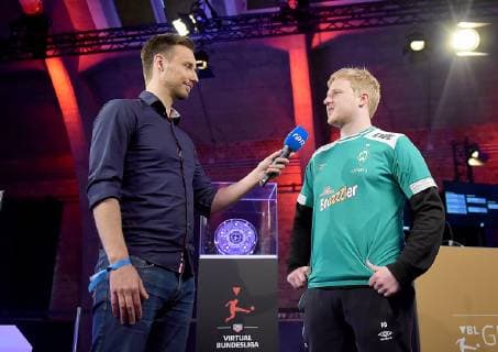 12.05.2019, xlakx, Esports VBL, Grand Final - in Berlin 2019 emspor, v.l.im Interview mit einem Reporter Michael MegaBit Bittner, E-Sportler, steht beim «Grand Final» der Virtual Bundesliga (VBL) im Westhafen Event & Convention Center. Die 24 besten Spieler Deutschlands kämpfen aufgeteilt in vier Gruppen auf Xbox und Playstation um den Titel. (DFL DFB REGULATIONS PROHIBIT ANY USE OF PHOTOGRAPHS as IMAGE SEQUENCES and or QUASI-VIDEO) Berlin *** 12 05 2019 xlakx Esports VBL Grand Final in Berlin 2019 emspor v l Interview with a reporter Michael MegaBit Bittner E Athlete at the Grand Final of the Virtual Bundesliga VBL at the Westhafen Event Convention Center The 24 best players in Germany will fight in four groups on Xbox and Playstation for the title DFL DFB REGULATIONS PROHIBIT ANY USE OF PHOTOGRAPHS as IMAGE SEQUENCES and or QUASI VIDEO Berlin
