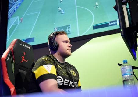 12.05.2019, xlakx, Esports VBL, Grand Final - in Berlin 2019 emspor, v.l.Leon cl23__leon Krasniqi (Playstation4),Borussia Dortmund, E-Sportler, steht beim «Grand Final» der Virtual Bundesliga (VBL) im Westhafen Event & Convention Center. Die 24 besten Spieler Deutschlands kämpfen aufgeteilt in vier Gruppen auf Xbox und Playstation um den Titel. (DFL DFB REGULATIONS PROHIBIT ANY USE OF PHOTOGRAPHS as IMAGE SEQUENCES and or QUASI-VIDEO) Berlin *** 12 05 2019 xlakx Esports VBL Grand Final in Berlin 2019 emspor v l Leon cl23 leon Krasniqi Playstation4 Borussia Dortmund E Athlete is in the Grand Final of the Virtual Bundesliga VBL at the Westhafen Event Convention Center The 24 best players in Germany will fight in four groups on Xbox and Playstation for the title DFL DFB REGULATIONS PROHIBIT ANY USE OF PHOTOGRAPHS as IMAGE SEQUENCES and or QUASI VIDEO Berlin