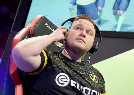 12.05.2019, xlakx, Esports VBL, Grand Final - in Berlin 2019 emspor, v.l.Leon cl23__leon Krasniqi (Playstation4),Borussia Dortmund, E-Sportler, steht beim «Grand Final» der Virtual Bundesliga (VBL) im Westhafen Event & Convention Center. Die 24 besten Spieler Deutschlands kämpfen aufgeteilt in vier Gruppen auf Xbox und Playstation um den Titel. (DFL DFB REGULATIONS PROHIBIT ANY USE OF PHOTOGRAPHS as IMAGE SEQUENCES and or QUASI-VIDEO) Berlin *** 12 05 2019 xlakx Esports VBL Grand Final in Berlin 2019 emspor v l Leon cl23 leon Krasniqi Playstation4 Borussia Dortmund E Athlete is in the Grand Final of the Virtual Bundesliga VBL at the Westhafen Event Convention Center The 24 best players in Germany will fight in four groups on Xbox and Playstation for the title DFL DFB REGULATIONS PROHIBIT ANY USE OF PHOTOGRAPHS as IMAGE SEQUENCES and or QUASI VIDEO Berlin