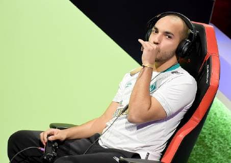12.05.2019, xlakx, Esports VBL, Grand Final - in Berlin 2019 emspor, v.l.Mohammed MoAuba Harkous, E-Sportler, steht beim «Grand Final» der Virtual Bundesliga (VBL) im Westhafen Event & Convention Center. Die 24 besten Spieler Deutschlands kämpfen aufgeteilt in vier Gruppen auf Xbox und Playstation um den Titel. (DFL DFB REGULATIONS PROHIBIT ANY USE OF PHOTOGRAPHS as IMAGE SEQUENCES and or QUASI-VIDEO) Berlin *** 12 05 2019 xlakx Esports VBL Grand Final in Berlin 2019 emspor v l Mohammed MoAuba Harkous E Athlete is at the Grand Final of the Virtual Bundesliga VBL at the Westhafen Event Convention Center The 24 best players in Germany will fight in four groups on Xbox and Playstation for the title DFL DFB REGULATIONS PROHIBIT ANY USE OF PHOTOGRAPHS as IMAGE SEQUENCES and or QUASI VIDEO Berlin