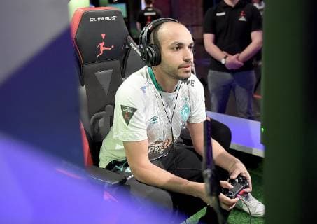12.05.2019, xlakx, Esports VBL, Grand Final - in Berlin 2019 emspor, v.l.Mohammed MoAuba Harkous, E-Sportler, steht beim «Grand Final» der Virtual Bundesliga (VBL) im Westhafen Event & Convention Center. Die 24 besten Spieler Deutschlands kämpfen aufgeteilt in vier Gruppen auf Xbox und Playstation um den Titel. (DFL DFB REGULATIONS PROHIBIT ANY USE OF PHOTOGRAPHS as IMAGE SEQUENCES and or QUASI-VIDEO) Berlin *** 12 05 2019 xlakx Esports VBL Grand Final in Berlin 2019 emspor v l Mohammed MoAuba Harkous E Athlete is at the Grand Final of the Virtual Bundesliga VBL at the Westhafen Event Convention Center The 24 best players in Germany will fight in four groups on Xbox and Playstation for the title DFL DFB REGULATIONS PROHIBIT ANY USE OF PHOTOGRAPHS as IMAGE SEQUENCES and or QUASI VIDEO Berlin