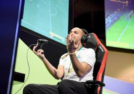 12.05.2019, xlakx, Esports VBL, Grand Final - in Berlin 2019 emspor, v.l.gestikuliert Mohammed MoAuba Harkous, E-Sportler, steht beim «Grand Final» der Virtual Bundesliga (VBL) im Westhafen Event & Convention Center. Die 24 besten Spieler Deutschlands kämpfen aufgeteilt in vier Gruppen auf Xbox und Playstation um den Titel. (DFL DFB REGULATIONS PROHIBIT ANY USE OF PHOTOGRAPHS as IMAGE SEQUENCES and or QUASI-VIDEO) Berlin *** 12 05 2019 xlakx Esports VBL Grand Final in Berlin 2019 emspor v l gesticulated Mohammed MoAuba Harkous E Athlete is at the Grand Final of the Virtual Bundesliga VBL at the Westhafen Event Convention Center The 24 best players in Germany will fight in four groups on Xbox and Playstation for the title DFL DFB REGULATIONS PROHIBIT ANY USE OF PHOTOGRAPHS as IMAGE SEQUENCES and or QUASI VIDEO Berlin