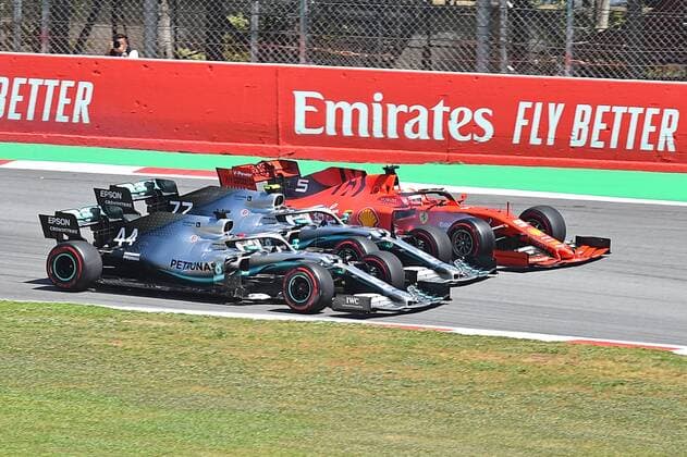 Sport Bilder des Tages 12.05.2019, xekx, FIA Formel 1, Großer Preis von Spanien 2019 - Rennen emspor, Start zum Rennen. Lewis Hamilton (Mercedes-AMG Petronas) presst sich innen an Valtteri Bottas (Mercedes-AMG Petronas) (mitte) und Sebastian Vettel (Ferrari) (aussen) vorbei (DFL DFB REGULATIONS PROHIBIT ANY USE OF PHOTOGRAPHS as IMAGE SEQUENCES and or QUASI-VIDEO) Barcelona