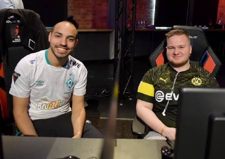 12.05.2019, xlakx, Esports VBL, Grand Final - in Berlin 2019 emspor, v.l.Mohammed MoAuba Harkous,Leon cl23__leon Krasniqi (Playstation4),Borussia Dortmund E-Sportler,steht beim «Grand Final» der Virtual Bundesliga (VBL) im Westhafen Event & Convention Center. Die 24 besten Spieler Deutschlands kämpfen aufgeteilt in vier Gruppen auf Xbox und Playstation um den Titel. (DFL DFB REGULATIONS PROHIBIT ANY USE OF PHOTOGRAPHS as IMAGE SEQUENCES and or QUASI-VIDEO) Berlin *** 12 05 2019 xlakx Esports VBL Grand Final in Berlin 2019 emspor v l Mohammed MoAuba Harkous Leon cl23 leon Krasniqi Playstation4 Borussia Dortmund E Athlete is in the Grand Final of the Virtual Bundesliga VBL in the Westhafen Event Convention Center The 24 best players in Germany fight in four groups on Xbox and Playstation for the title DFL DFB REGULATIONS PROHIBIT ANY USE OF PHOTOGRAPHS as IMAGE SEQUENCES and or QUASI VIDEO Berlin
