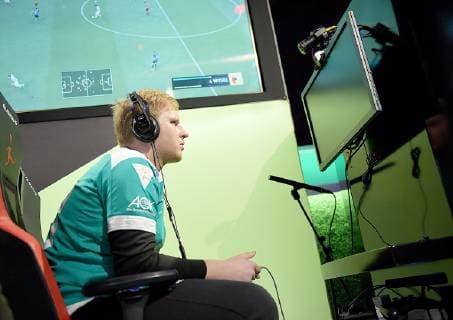 12.05.2019, xlakx, Esports VBL, Grand Final - in Berlin 2019 emspor, v.l.Michael MegaBit Bittner, E-Sportler, steht beim «Grand Final» der Virtual Bundesliga (VBL) im Westhafen Event & Convention Center. Die 24 besten Spieler Deutschlands kämpfen aufgeteilt in vier Gruppen auf Xbox und Playstation um den Titel. (DFL DFB REGULATIONS PROHIBIT ANY USE OF PHOTOGRAPHS as IMAGE SEQUENCES and or QUASI-VIDEO) Berlin *** 12 05 2019 xlakx Esports VBL Grand Final in Berlin 2019 emspor v l Michael MegaBit Bittner E Athlete is in the Grand Final of the Virtual Bundesliga VBL at the Westhafen Event Convention Center The 24 best players in Germany will fight in four groups on Xbox and Playstation for the title DFL DFB REGULATIONS PROHIBIT ANY USE OF PHOTOGRAPHS as IMAGE SEQUENCES and or QUASI VIDEO Berlin