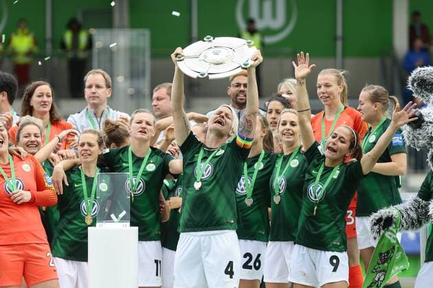 Sport Themen der Woche KW19 Sport Bilder des Tages VfL Wolfsburg feiert Meisterschaft, Meister, Meisterschale, Pokal, Siegerehrung, Nilla Fischer (VfL Wolfsburg, 4), 12.05.2019, Wolfsburg, Fussball, Allianz Frauen Bundesliga, VfL Wolfsburg - 1. FFC Turbine Potsdam, DFB DFL REGULATIONS PROHIBIT ANY USE OF PHOTOGRAPHS AS IMAGE SEQUENCES AND OR QUASI-VIDEO. *** VfL Wolfsburg celebrates championship championship championship trophy award ceremony Nilla Fischer VfL Wolfsburg 4 12 05 2019 Wolfsburg football alliance women women Bundesliga VfL Wolfsburg 1 FFC turbine Potsdam DFB DFL REGULATIONS PROHIBIT ANY USE OF PHOTOGRAPHS AS IMAGE SEQUENCES AND OR QUASI VIDEO xtgx