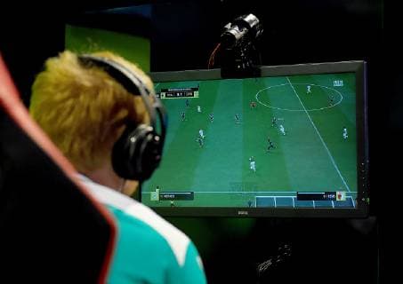 12.05.2019, xlakx, Esports VBL, Grand Final - in Berlin 2019 emspor, v.l.Michael MegaBit Bittner, E-Sportler, steht beim «Grand Final» der Virtual Bundesliga (VBL) im Westhafen Event & Convention Center. Die 24 besten Spieler Deutschlands kämpfen aufgeteilt in vier Gruppen auf Xbox und Playstation um den Titel. (DFL DFB REGULATIONS PROHIBIT ANY USE OF PHOTOGRAPHS as IMAGE SEQUENCES and or QUASI-VIDEO) Berlin *** 12 05 2019 xlakx Esports VBL Grand Final in Berlin 2019 emspor v l Michael MegaBit Bittner E Athlete is in the Grand Final of the Virtual Bundesliga VBL at the Westhafen Event Convention Center The 24 best players in Germany will fight in four groups on Xbox and Playstation for the title DFL DFB REGULATIONS PROHIBIT ANY USE OF PHOTOGRAPHS as IMAGE SEQUENCES and or QUASI VIDEO Berlin