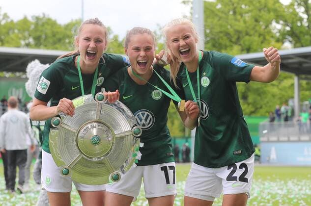 v.l. Caroline Graham Hansen (VfL Wolfsburg), Ewa Pajor (VfL Wolfsburg), Pernille Harder (VfL Wolfsburg) DFL regulations prohibit an, use of photographs as image sequences and or quasi-video. Gemaeß den Vorgaben der DFL Deutsche Fussball Liga ist es untersagt, in dem Stadion und oder vom Spiel angefertigte Fotoaufnahmen in Form von Sequenzbildern und oder videoaehnlichen Fotostrecken zu verwerten bzw. verwerten zu lassen.