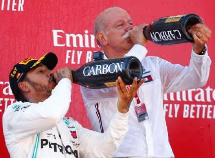 Sport Bilder des Tages British Formula One driver Lewis Hamilton of Merdedes AMG (L) celebrates on the podium with the head of Mercedes-Benz, Dieter Zetsche (R), his victory during the Spanish Grand Prix held at Montmelo Circuit in Montmelo, Barcelona, Spain, 12 May 2019. 2019 Spanish Grand Prix !ACHTUNG: NUR REDAKTIONELLE NUTZUNG!  Copyright: xEnricxFoncubertax GRAFCAT8898 20190512-636932796506101959