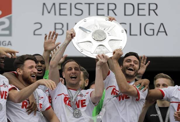 Sport Themen der Woche KW19 Sport Bilder des Tages Köln, RheinEnergieStadion, 12.05.19: Matthias Lehmann (L) und Jonas Hector (beide Köln) stemmen die Meisterschale der 2.Bundesliga in die Höhe, im Spiel der 2. Bundesliga zwischen 1.FC Köln vs. Jahn Regensburg in der Saison 2018 2019. DFL regulations prohibit any use of photographs as image sequences and or quasi-video. *** Köln RheinEnergieStadion 12 05 19 Matthias Lehmann L and Jonas Hector both from Cologne lift the championship cup of the 2 Bundesliga into the air in the game of the 2 Bundesliga between 1 FC Köln vs. Jahn Regensburg in the season 2018 2019 DFL regulations prohibit any use of photographs as image sequences and or quasi video