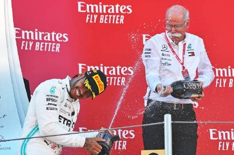 12.05.2019, xekx, FIA Formel 1, Großer Preis von Spanien 2019 - Rennen emspor, v.l. Sieger, 1. Platz, Lewis Hamilton (Mercedes-AMG Petronas), Dieter Zetsche, (Vorstandsvorsitzender, Daimler AG), 2. Platz Valtteri Bottas (Mercedes-AMG Petronas) (DFL DFB REGULATIONS PROHIBIT ANY USE OF PHOTOGRAPHS as IMAGE SEQUENCES and or QUASI-VIDEO) Barcelona