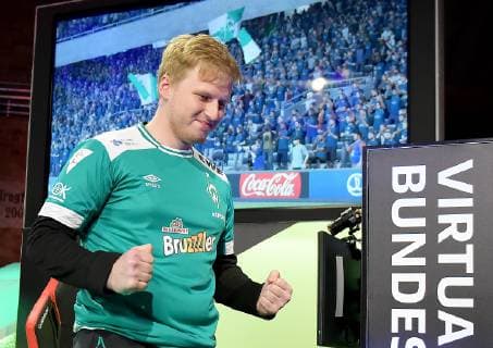 Sport Bilder des Tages 12.05.2019, xlakx, Esports VBL, Grand Final - in Berlin 2019 emspor, v.l.Freude,Jubel bei Michael MegaBit Bittner (Xbox),SV Werder Bremen,steht beim «Grand Final» der Virtual Bundesliga (VBL) im Westhafen Event & Convention Center. Die 24 besten Spieler Deutschlands kämpfen aufgeteilt in vier Gruppen auf Xbox und Playstation um den Titel. (DFL DFB REGULATIONS PROHIBIT ANY USE OF PHOTOGRAPHS as IMAGE SEQUENCES and or QUASI-VIDEO) Berlin *** 12 05 2019 xlakx Esports VBL Grand Final in Berlin 2019 emspor v l Freude Jubel bei Michael MegaBit Bittner Xbox SV Werder Bremen is at the Grand Final of the Virtual Bundesliga VBL at Westhafen Event Convention Center The 24 best players in Germany will fight in four groups on Xbox and Playstation for the title DFL DFB REGULATIONS PROHIBIT ANY USE OF PHOTOGRAPHS as IMAGE SEQUENCES and or QUASI VIDEO Berlin