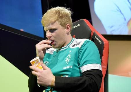12.05.2019, xlakx, Esports VBL, Grand Final - in Berlin 2019 emspor, v.l.frischt sich auf mit Dextro Energy Michael MegaBit Bittner (Xbox),SV Werder Bremen,steht beim «Grand Final» der Virtual Bundesliga (VBL) im Westhafen Event & Convention Center. Die 24 besten Spieler Deutschlands kämpfen aufgeteilt in vier Gruppen auf Xbox und Playstation um den Titel. (DFL DFB REGULATIONS PROHIBIT ANY USE OF PHOTOGRAPHS as IMAGE SEQUENCES and or QUASI-VIDEO) Berlin *** 12 05 2019 xlakx Esports VBL Grand Final in Berlin 2019 emspor v l refreshes itself with Dextro Energy Michael MegaBit Bittner Xbox SV Werder Bremen is at the Grand Final of the Virtual Bundesliga VBL at the Westhafen Event Convention Center The 24 best players in Germany will fight in four groups on Xbox and Playstation for the title DFL DFB REGULATIONS PROHIBIT ANY USE OF PHOTOGRAPHS as IMAGE SEQUENCES and or QUASI VIDEO Berlin