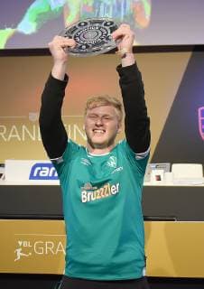 12.05.2019, xlakx, Esports VBL, Grand Final - in Berlin 2019 emspor, v.l.Deutscher Meister ist Michael MegaBit Bittner (Xbox),SV Werder Bremen,steht beim «Grand Final» der Virtual Bundesliga (VBL) im Westhafen Event & Convention Center. Die 24 besten Spieler Deutschlands kämpfen aufgeteilt in vier Gruppen auf Xbox und Playstation um den Titel. (DFL DFB REGULATIONS PROHIBIT ANY USE OF PHOTOGRAPHS as IMAGE SEQUENCES and or QUASI-VIDEO) Berlin *** 12 05 2019 xlakx Esports VBL Grand Final in Berlin 2019 emspor v l German Champion is Michael MegaBit Bittner Xbox SV Werder Bremen is at the Grand Final of the Virtual Bundesliga VBL at the Westhafen Event Convention Center The 24 best players in Germany will fight in four groups on Xbox and Playstation for the title DFL DFB REGULATIONS PROHIBIT ANY USE OF PHOTOGRAPHS as IMAGE SEQUENCES and or QUASI VIDEO Berlin