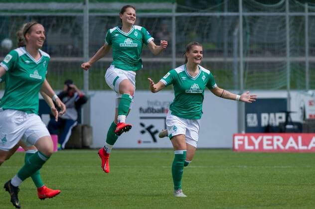 v.li.: Giovanna Hoffmann (SV Werder Bremen, 17) und Torschützin Selina Cerci (SV Werder Bremen, 29) mit Torjubel, Jubel, Freude über das Tor zum 0:1, DIE DFB-RICHTLINIEN UNTERSAGEN JEGLICHE NUTZUNG VON FOTOS ALS SEQUENZBILDER UND ODER VIDEOÄHNLICHE FOTOSTRECKEN. DFB REGULATIONS PROHIBIT ANY USE OF PHOTOGRAPHS AS IMAGE SEQUENCES AN OR QUASI-VIDEO., 12.05.2019, Baden-Württemberg, Fussball, Allianz Frauen-Bundesliga, SC Freiburg - SV Werder Bremen *** v li Giovanna Hoffmann SV Werder Bremen 17 and goal scorer Selina Cerci SV Werder Bremen 29 with goal jubilation Joy over the goal to 0 1 DIE DFB RICHTLINEN UNTERSAGEN ANY USE OF PHOTOS AS SEQUENCE PICTURES AND OR VIDEO SAME PHOTOSTRECKEN DFB REGULATIONS PROHIBIT ANY USE OF PHOTOGRAPHS AS IMAGE SEQUENCES AN OR QUASI VIDEO 12 05 2019 Baden Württemberg Football Alliance Womens Bundesliga SC Freiburg SV Werder Bremen xobx