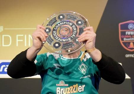 12.05.2019, xlakx, Esports VBL, Grand Final - in Berlin 2019 emspor, v.l.Deutscher Meister ist Michael MegaBit Bittner (Xbox),SV Werder Bremen,steht beim «Grand Final» der Virtual Bundesliga (VBL) im Westhafen Event & Convention Center. Die 24 besten Spieler Deutschlands kämpfen aufgeteilt in vier Gruppen auf Xbox und Playstation um den Titel. (DFL DFB REGULATIONS PROHIBIT ANY USE OF PHOTOGRAPHS as IMAGE SEQUENCES and or QUASI-VIDEO) Berlin *** 12 05 2019 xlakx Esports VBL Grand Final in Berlin 2019 emspor v l German Champion is Michael MegaBit Bittner Xbox SV Werder Bremen is at the Grand Final of the Virtual Bundesliga VBL at the Westhafen Event Convention Center The 24 best players in Germany will fight in four groups on Xbox and Playstation for the title DFL DFB REGULATIONS PROHIBIT ANY USE OF PHOTOGRAPHS as IMAGE SEQUENCES and or QUASI VIDEO Berlin