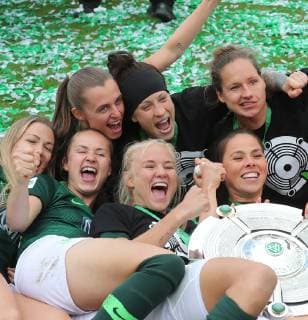 Meisterschale mit Lara Dickenmann (VfL Wolfsburg), Caroline Graham Hansen (VfL Wolfsburg), Noelle Maritz (VfL Wolfsburg), Ella Masar (VfL Wolfsburg), Babett Peter (VfL Wolfsburg), Pernille Harder (VfL Wolfsburg), Sara Bjoerk Gunnarsdottir (VfL Wolfsburg) DFL regulations prohibit an, use of photographs as image sequences and or quasi-video. Gemaeß den Vorgaben der DFL Deutsche Fussball Liga ist es untersagt, in dem Stadion und oder vom Spiel angefertigte Fotoaufnahmen in Form von Sequenzbildern und oder videoaehnlichen Fotostrecken zu verwerten bzw. verwerten zu lassen.