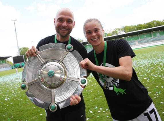 Wolfsburg vs Potsdam, 1. BL Frauen Wolfsburg, Deutschland 12.05.2019, FUßBALL - VfL Wolfsburg vs 1. FFC Turbine Potsdam, 1. Allianz Bundesliga Frauen, Saison 2018 19. VfL Wolfsburg Frauen sind Deutscher Meister 2019, Meister und Pokal Fest. Cheftrainer Stephan Lerch (VfL Wolfsburg) Ewa Pajor (VfL Wolfsburg) mit Meisterschale 2019 Wolfsburg