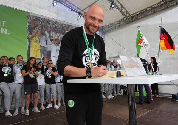 Wolfsburg vs Potsdam, 1. BL Frauen Wolfsburg, Deutschland 12.05.2019, FUßBALL - VfL Wolfsburg vs 1. FFC Turbine Potsdam, 1. Allianz Bundesliga Frauen, Saison 2018 19. VfL Wolfsburg Frauen sind Deutscher Meister 2019, Meister und Pokal Fest. Eintragung ins Goldene Buch Cheftrainer Stephan Lerch (VfL Wolfsburg) Wolfsburg